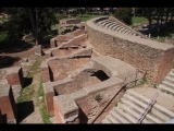 01677 ostia - regio ii - insula vii - teatro (ii,vii,2) - laeden - ri nordwesten - blick ri mitreo dei sette cieli.jpg